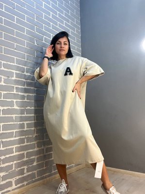 Сукня A-N 2506 довга, модель оверсайз розріз з боку, нашивка попереду літера "А" 100% коттон Китай 2506 фото