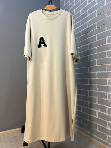 Сукня A-N 2506 довга, модель оверсайз розріз з боку, нашивка попереду літера "А" 100% коттон Китай 2506 фото