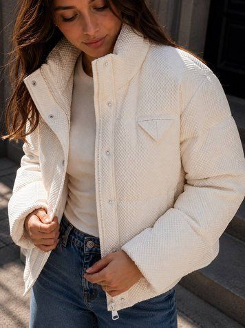 Куртка жіноча Fashion 3072 вафельна коротка з коміром-стійкою молочна 3072 фото