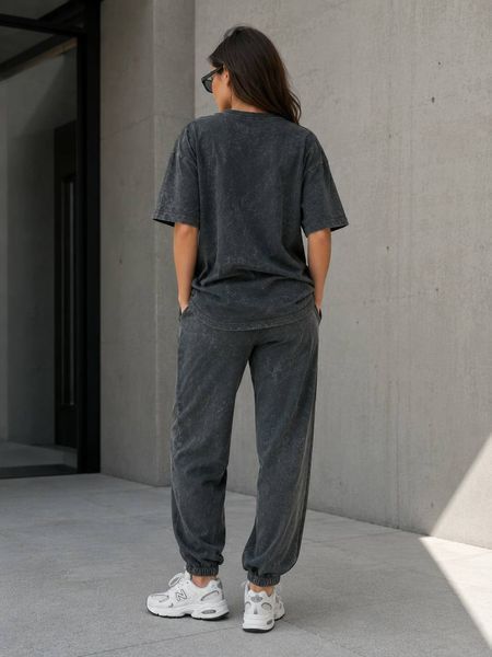 Костюм женский Coast Moda 4355 вареный тай дай джоггеры на резинке с футболкой с надписью графит 4355 фото