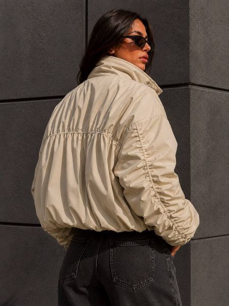 Куртка женская Lady Yep 30575 утепленная ветровка-бомбер оверсайз с драпированными рукавами бежевая 30575 фото