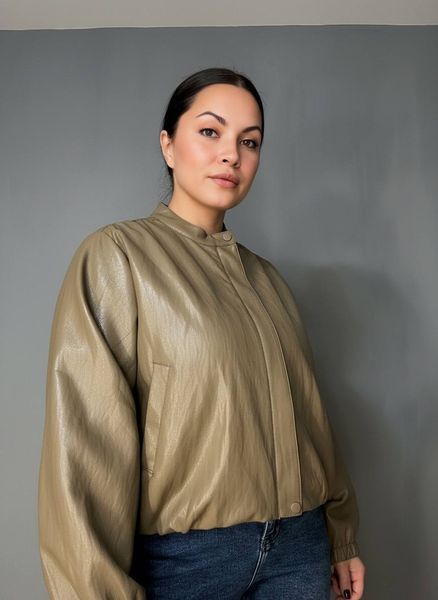 Куртка женская Ou Mai 3351 из экокожи бомбер на молнии воротник-стойка оверсайз бежевая 3351 фото